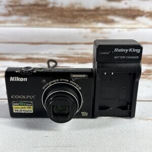 Black Nikon COOLPIX S6200 16.0MP Digital Camera 10 x Zoom